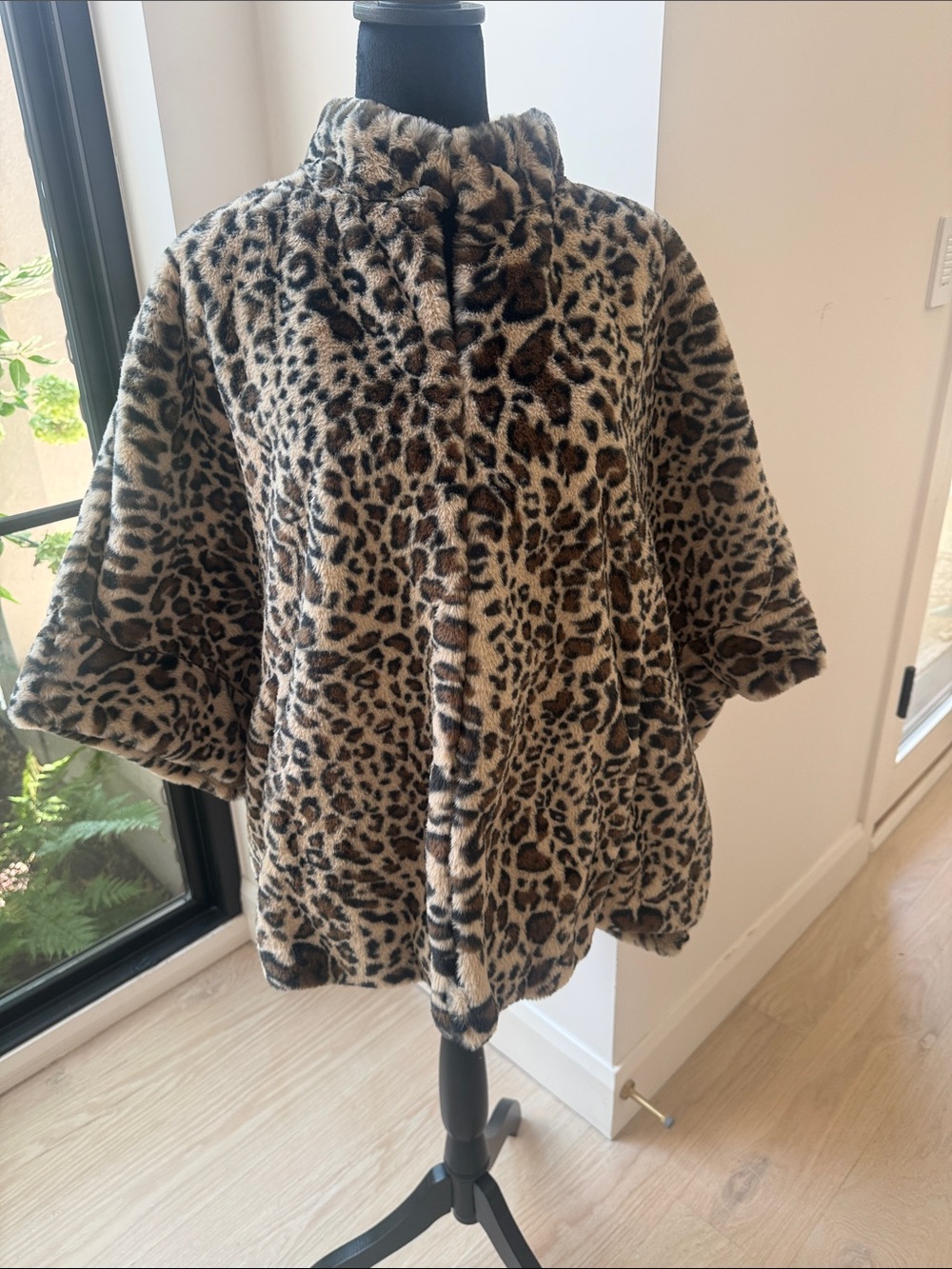dennis basso Leopard-Pattern Faux Fur Cape in Beige and Brown